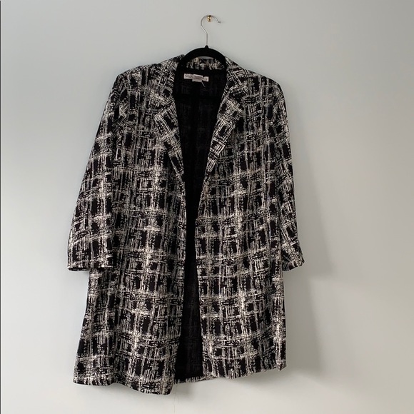 Black and white flowy blazer with 3/4 sleeves - Picture 1 of 4